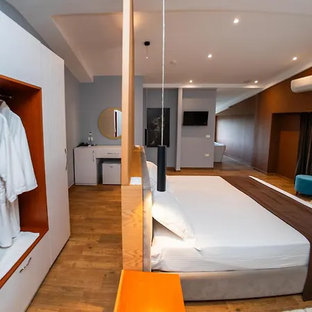 Olivar Tirana מלון 4*