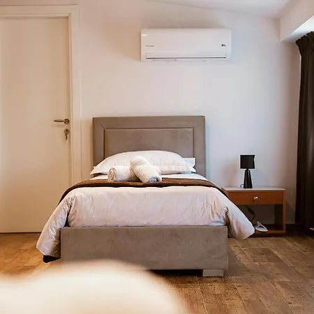 Olivar Tirana Otel Selitë e Vogël