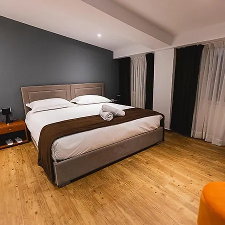 Olivar Tirana Otel Selitë e Vogël